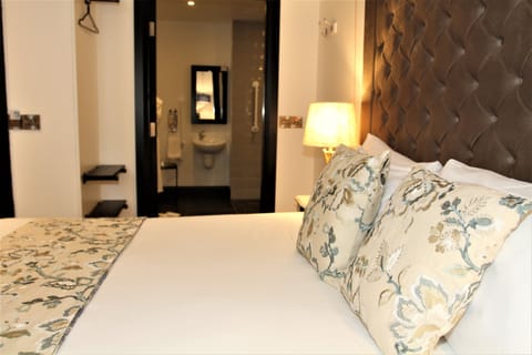 Deluxe King Room | Iron/ironing board, free WiFi, bed sheets