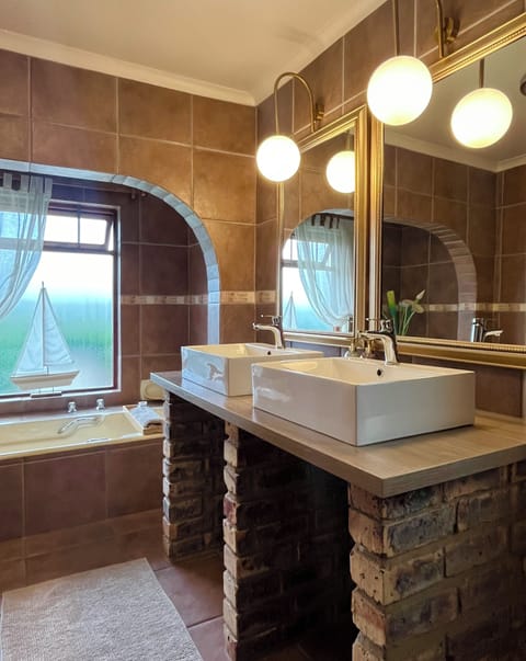 Comfort Double Room | Bathroom | Free toiletries, hair dryer, towels