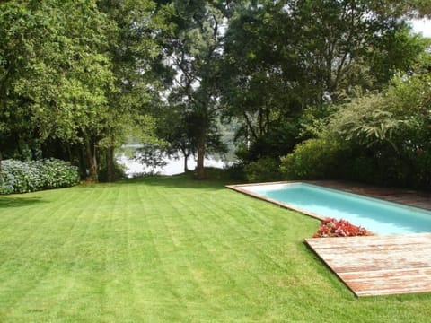Swimming pool with view to the Minho river