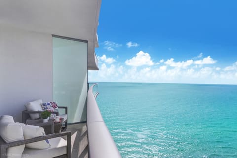  Wrap-around balcony