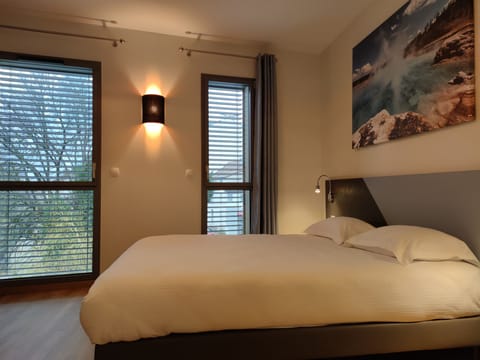 In-room safe, desk, soundproofing, free WiFi
