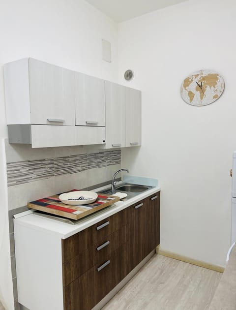 Shared fridge, microwave, cookware/dishes/utensils