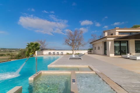 Modern villa with pool and jacuzzi