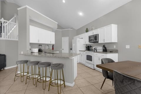 8017 King Palm Circle (7).jpg