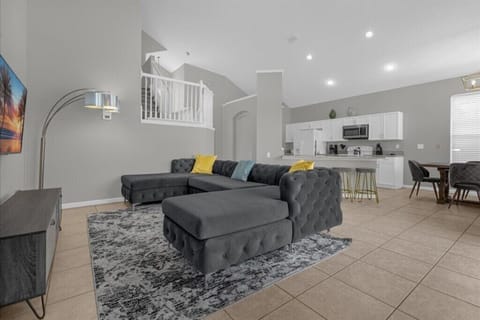 8017 King Palm Circle (3).jpg