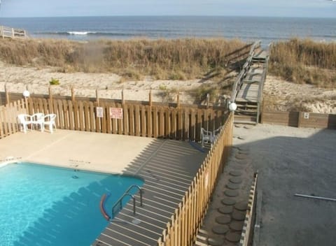 Private pool & walkway to beach
