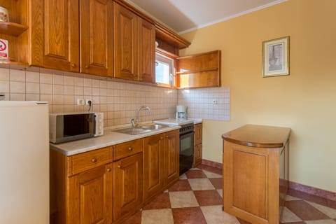 Comfort Villa, Multiple Beds, Non Smoking, Partial Sea View | Private kitchen | Full-size fridge, microwave, oven, stovetop