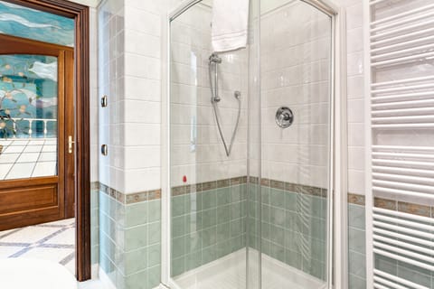 Deluxe Apartment | Bathroom | Rainfall showerhead, free toiletries, hair dryer, bidet