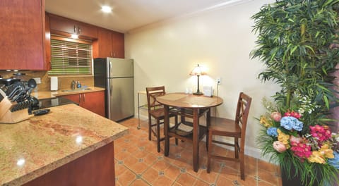 Kitchen with Dining Table