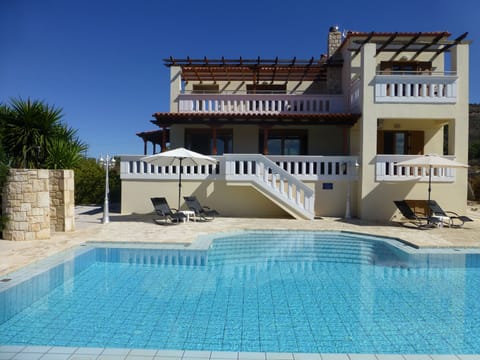 Villa Havana and Roman steps into the inviting pool.