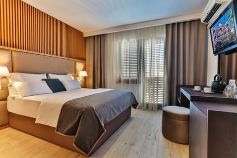 Classic Triple Room, Multiple Beds, Non Smoking, City View | Minibar, in-room safe, blackout drapes, soundproofing