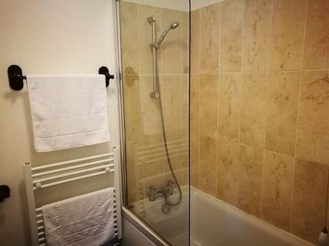 Standard Twin Room, Ensuite (Room 5) | Bathroom | Free toiletries, hair dryer, towels