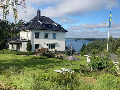 Residence with breakfast terrace and view over the Baltic Sea.