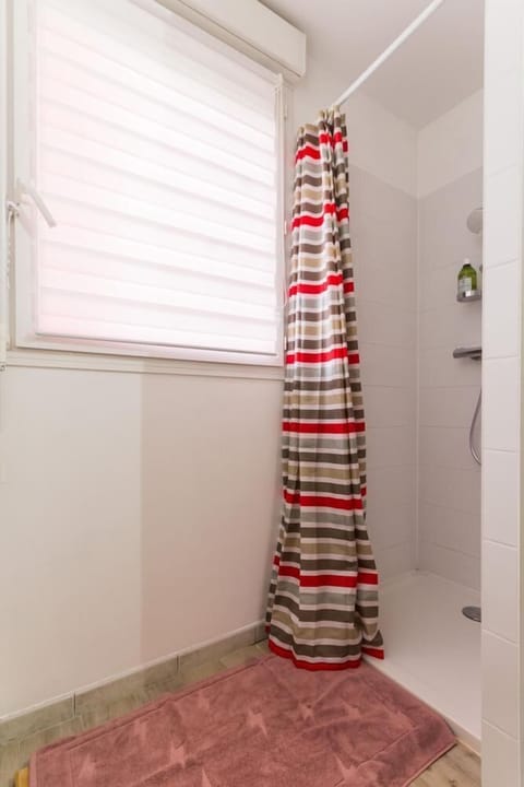 Double Room | Bathroom | Shower, free toiletries, hair dryer, towels