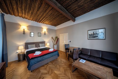 Living bedroom with double bed 180 x 200 cm