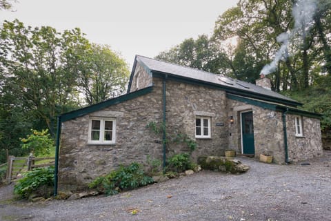 Bryn Derw is a delightful and secluded cottage nestled in the woodlands