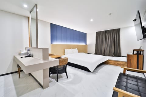 Premier Double Room | Hypo-allergenic bedding, individually decorated, individually furnished