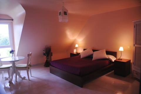 Room (Bleuenn er Wern) | Individually decorated, individually furnished, free cribs/infant beds