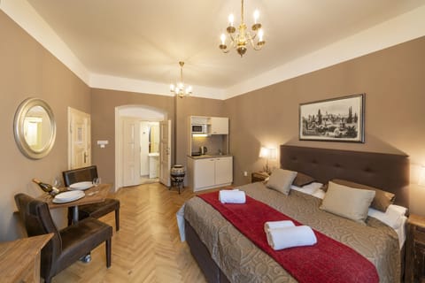 Living bedroom with double bed,  kitchenette and dining table