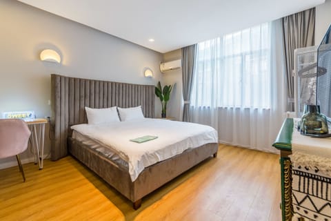 Deluxe Double Room, 1 Bedroom, Non Smoking, Kitchen | Desk, free WiFi