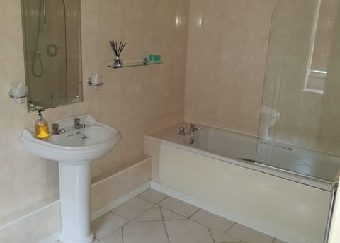Combined shower/tub, free toiletries, towels