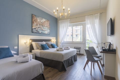 Camera Tripla con Balcone | Premium bedding, minibar, in-room safe, individually decorated