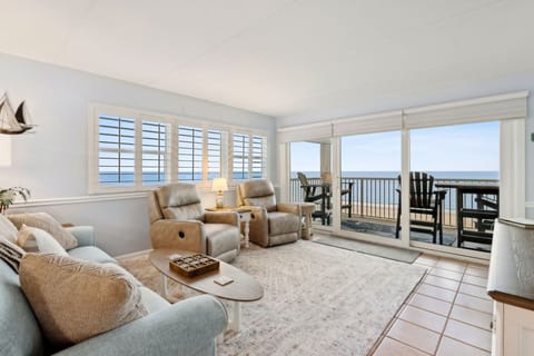 Condo, 2 Bedrooms | Living area