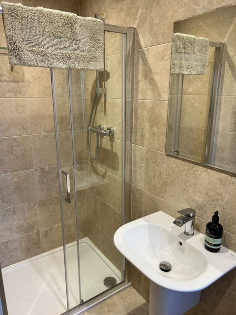 Deluxe Double Room (3) | Bathroom sink