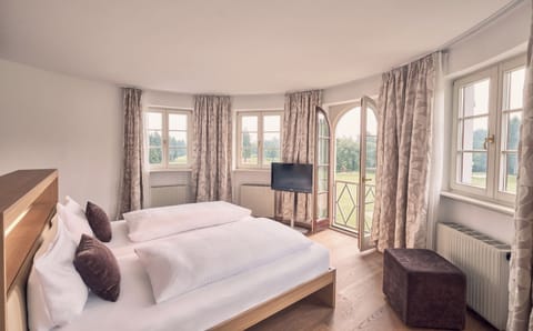 Deluxe Studio, Golf View | Minibar, in-room safe, desk, blackout drapes