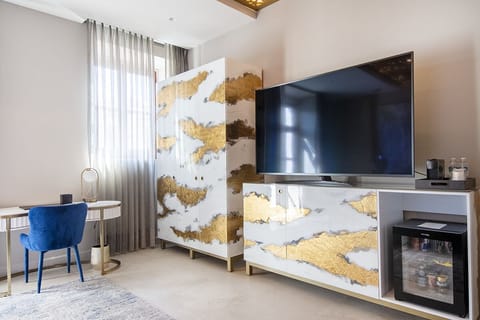 Deluxe Studio Suite, 1 King Bed, Balcony | Egyptian cotton sheets, premium bedding, down comforters