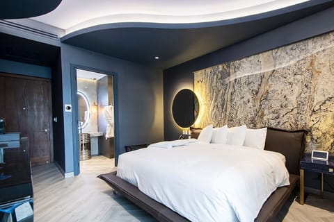 Deluxe Room, 1 King Bed | Egyptian cotton sheets, premium bedding, down comforters