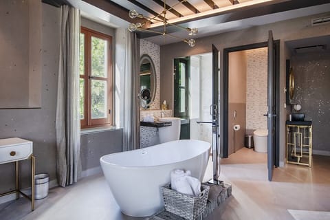 Deluxe Studio Suite, 1 King Bed, Balcony, City View | Egyptian cotton sheets, premium bedding, down comforters