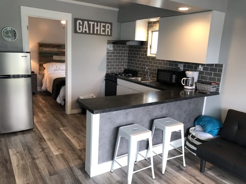 Apartment, 1 Bedroom, Kitchen | Down comforters, Tempur-Pedic beds, individually decorated