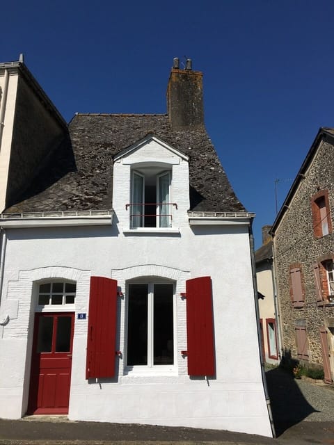 Cute two-storey cottage in village location