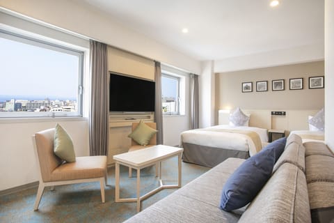 Family Room (Non-smoking) | Premium bedding, desk, WiFi (free), bed sheets