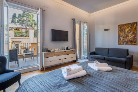 Deluxe Room, City View | Premium bedding, down comforters, in-room safe, desk