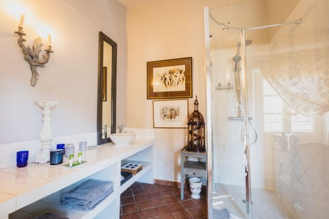 Shower, rainfall showerhead, free toiletries, hair dryer