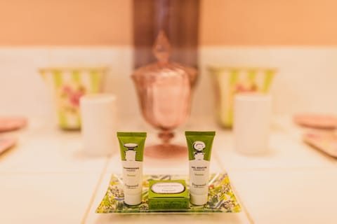 Shower, rainfall showerhead, free toiletries, hair dryer