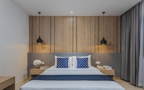 Superior Double Room | Minibar, in-room safe, desk, laptop workspace