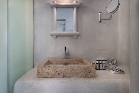 Junior Suite with Outdoor Hot Tub and Caldera view | Bathroom | Shower, rainfall showerhead, designer toiletries, hair dryer