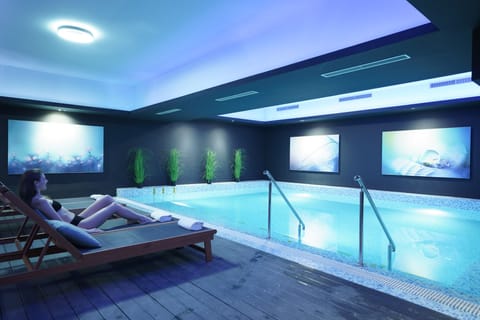 Sauna, hot tub, steam room, 1 treatment room, massages