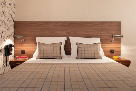 Desk, soundproofing, free WiFi, bed sheets