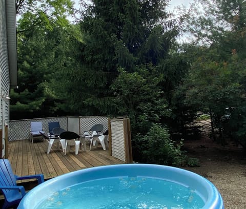 The private hot tub is spectacular under the stars. Cleaned before you arrive.