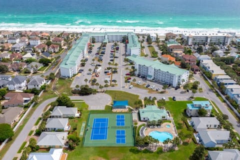 Maravilla Beach Resort - 1st Floor Unit ~ Directly Across the Street from the Beach ~ (2) Pools, Hot Tub, Tennis, Pickleball and more!