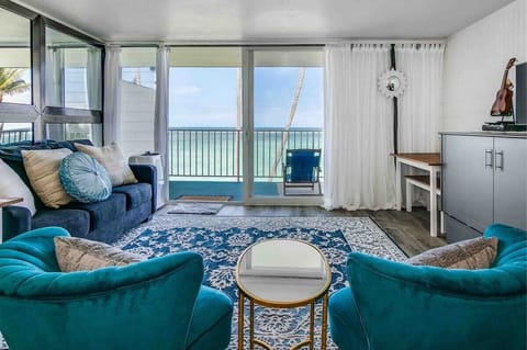 Comfort and world class views for miles. ❤️ Serene, healing and beautiful. 

Sleep soundly to the rhythm of the waves on your perfectly flat memory foam Murphy-bed.

Plus, play a tune on the real ukuleles! 

*There’s also an additional sofa bed here!