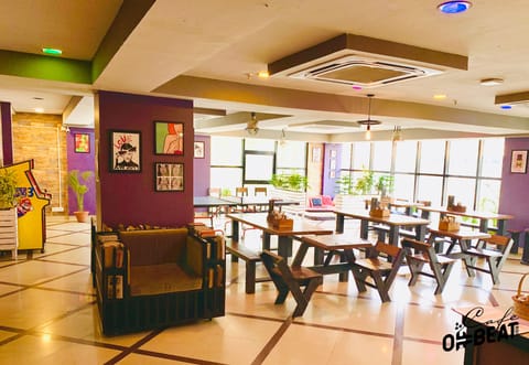 2 restaurants; breakfast, lunch, and dinner served