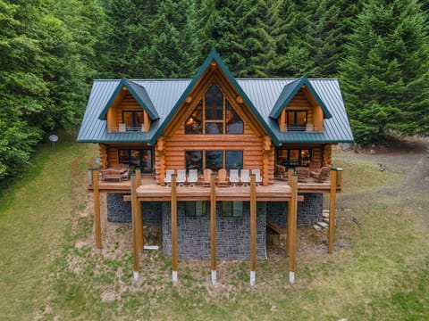 Beautiful year-round lakefront lodge getaway on Lake Swift.
