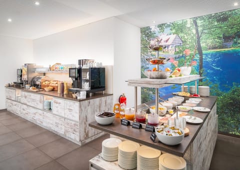 Free buffet breakfast on weekdays