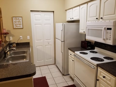 full kitchen with all needed supplies .Airfryer too.