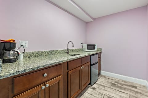 Double Room, Multiple Beds, Non Smoking, Pets Allowed | Coffee and/or coffee maker